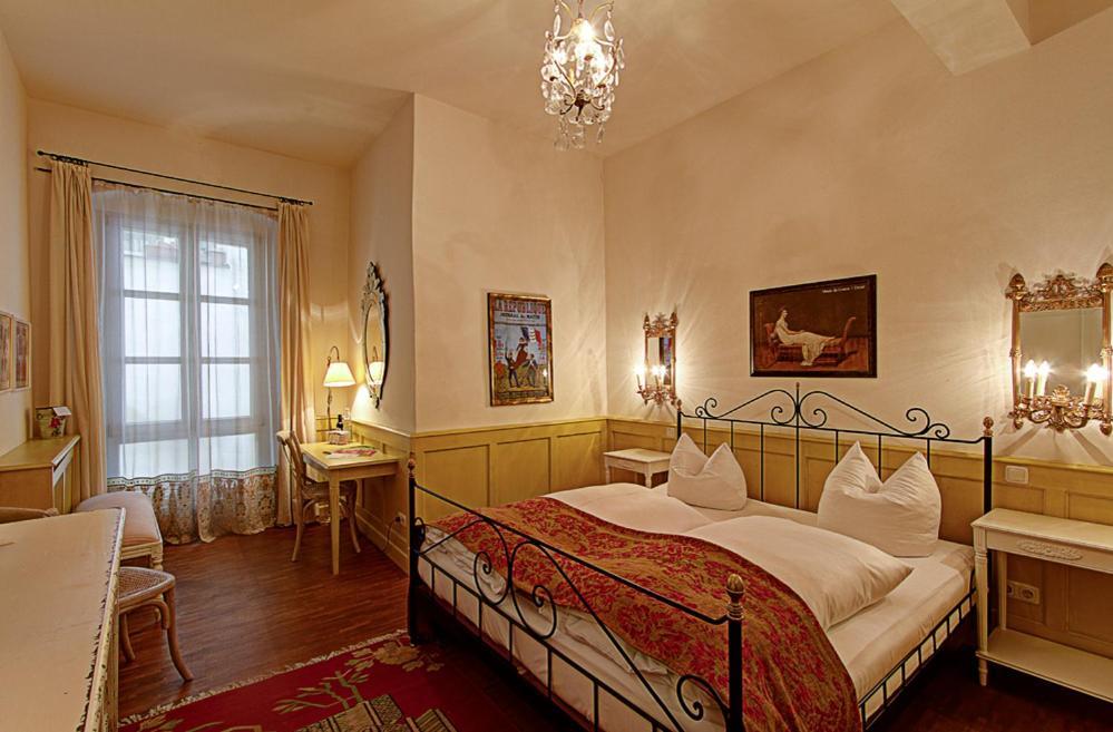 Hotel Orphee - Grosses Haus レーゲンスブルク エクステリア 写真